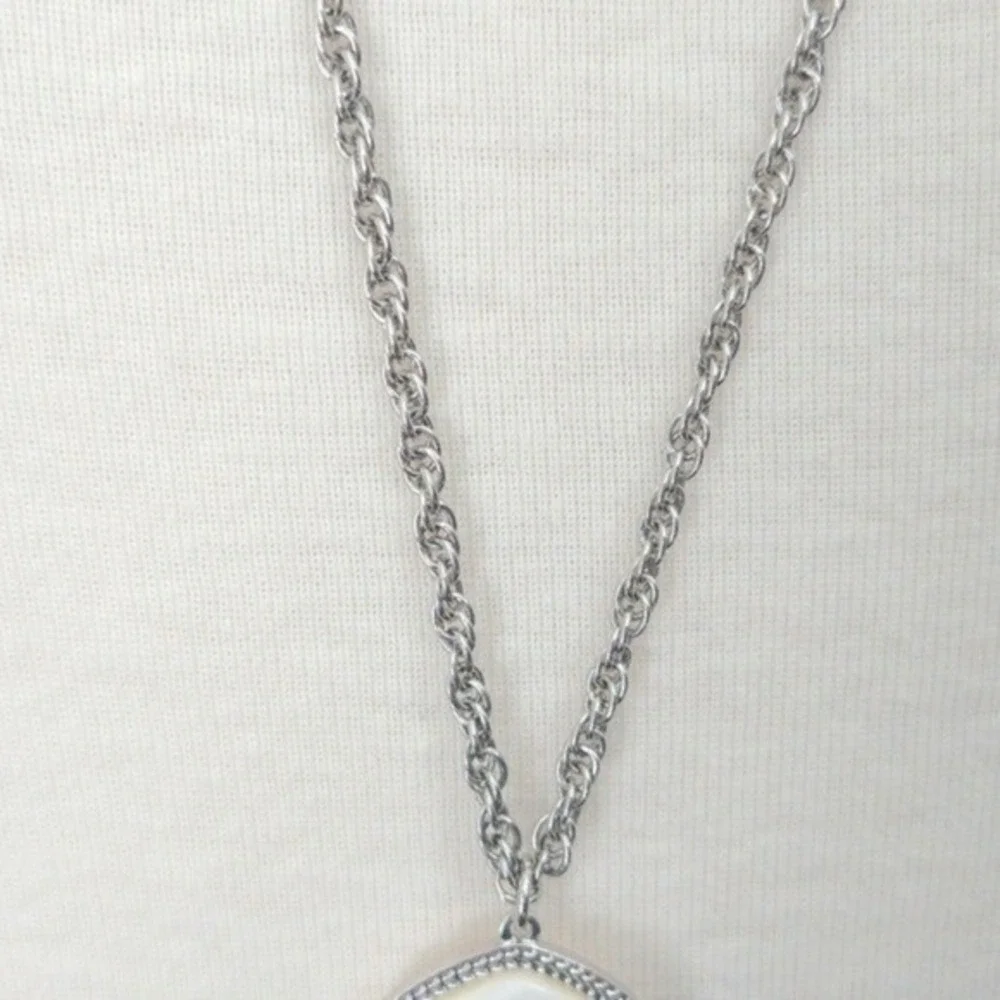 NWOT Kendra Scott White Marble Stone & Silver Tassel‎ Rayne 32
